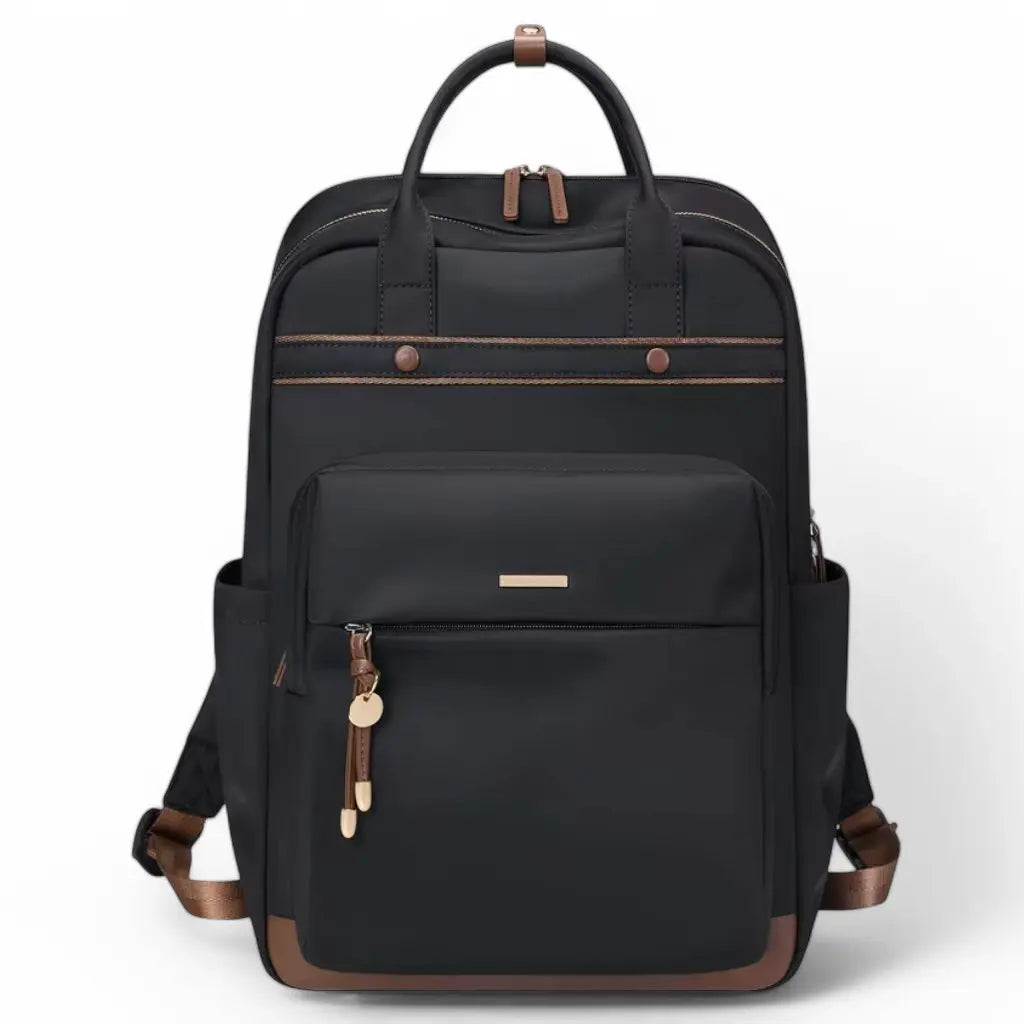 Een waterdichte laptop rugzak 15.6 inch zwart gefotografeerd in vooraanzicht. Deze elegante rugzak heeft bruine accenten, inclusief ritssluitingen en decoratieve elementen. Het ontwerp bevat meerdere functionele compartimenten, waaronder een groot voorvak met goudkleurig merklogo en decoratieve hangers. De rugzak combineert een professionele uitstraling met praktische functionaliteit voor dagelijks gebruik of zakenreizen.