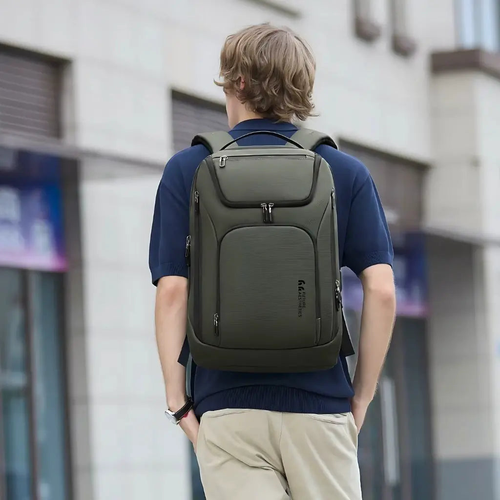 Waterdichte laptop rugzak 16 inch groen gedragen door een persoon in een blauwe trui en beige broek, ideaal voor de Nederlandse forens die comfort en stijl combineert.