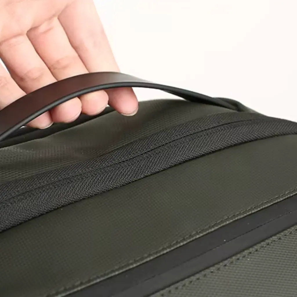 Waterdichte laptop rugzak 16 inch groen met verstevigde handgreep en duurzaam materiaal dat bestand is tegen het Nederlandse regenweer.
