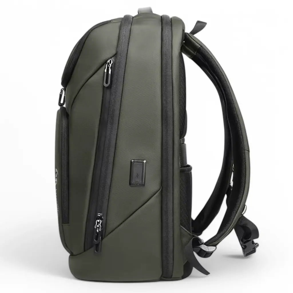 Waterdichte laptop rugzak 16 inch groen vanaf de zijkant, met USB-oplaadpoort en veilige zijvakken, ontworpen voor de tech-savvy Nederlandse professional.