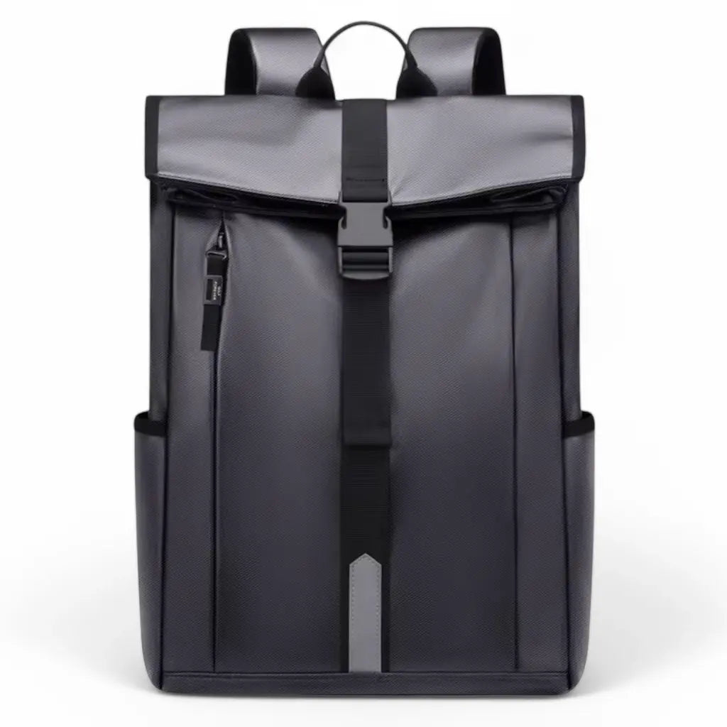 Vooraanzicht van een stijlvolle waterdichte laptop rugzak 17.3 inch grijs met roll-top sluiting, stevige gesp aan de voorkant en een verticale rits aan de linkerkant. De rugzak heeft een reflecterend grijs accent in het midden voor betere zichtbaarheid in het donker.