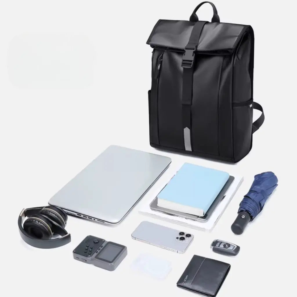 Waterdichte laptop rugzak 17.3 inch zwart getoond met de items die erin passen: laptop, notitieblok, koptelefoon, smartphone, paraplu, portemonnee en andere dagelijkse benodigdheden. De rugzak biedt ruime opbergruimte voor alle essentiële apparaten en accessoires.