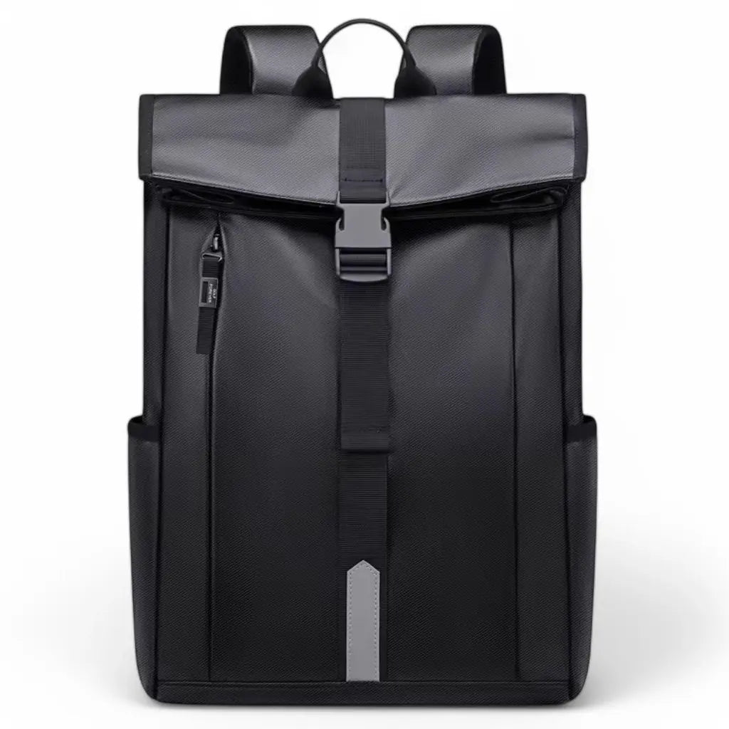 Vooraanzicht van een zwarte waterdichte laptop rugzak 17.3 inch zwart met roll-top sluiting, stevige gesp aan de voorkant en een verticale rits aan de linkerkant. De rugzak heeft een reflecterend grijs accent in het midden voor betere zichtbaarheid in het donker.