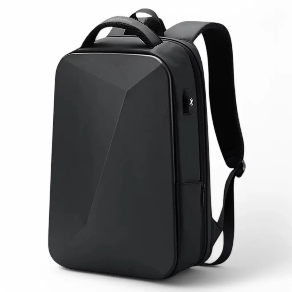 Een stijlvolle zwarte waterdichte laptop rugzak heren 15.6 inch met een geometrisch hardshell voorpaneel, USB-laadpoort aan de zijkant en ergonomische schouderbanden, ideaal voor zakelijke professionals.
