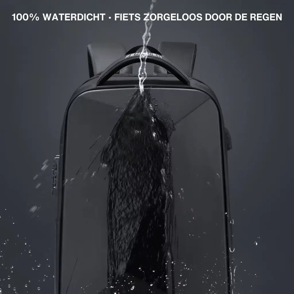 Demonstratie van de waterdichte laptop rugzak heren 15.6 inch waarop water wordt gegoten, met Nederlandse tekst die aangeeft "100% waterdicht - fiets zorgeloos door de regen", perfect voor het Nederlandse klimaat.