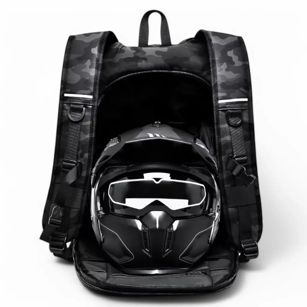 De Waterdichte laptop rugzak motor 17 inch camouflage geopend, met een zwarte motorhelm veilig opgeborgen in het hoofdvak.