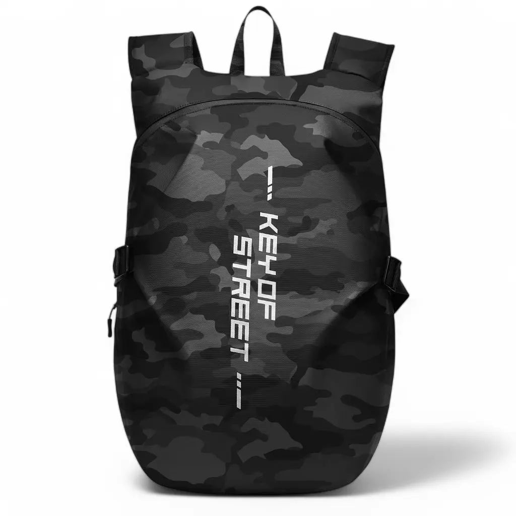 Vooraanzicht van de Waterdichte laptop rugzak motor 17 inch camouflage, met een zwart camouflagedesign en de tekst 'Key of Street' op de voorkant.