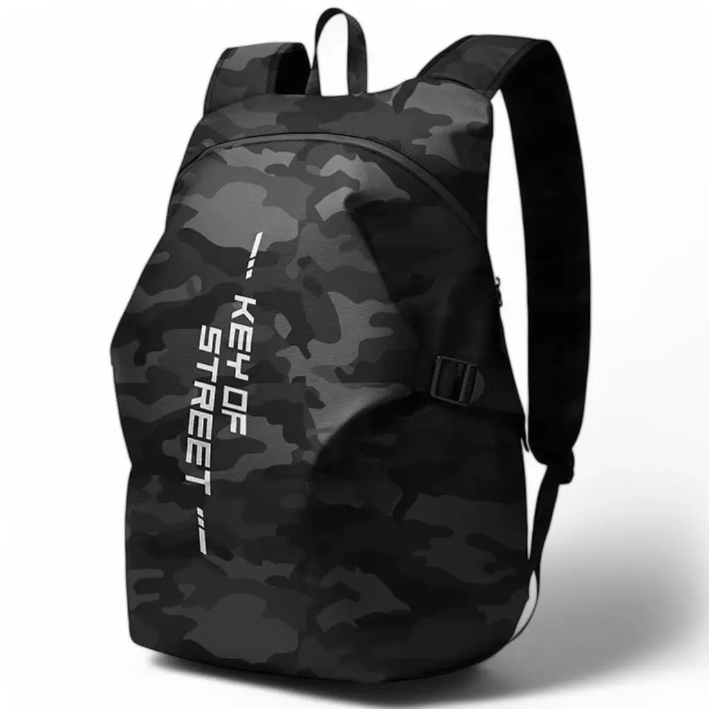 Zijaanzicht van de Waterdichte laptop rugzak motor 17 inch camouflage, met verstelbare schouderbanden en een waterafstotende stof voor bescherming tegen regen.