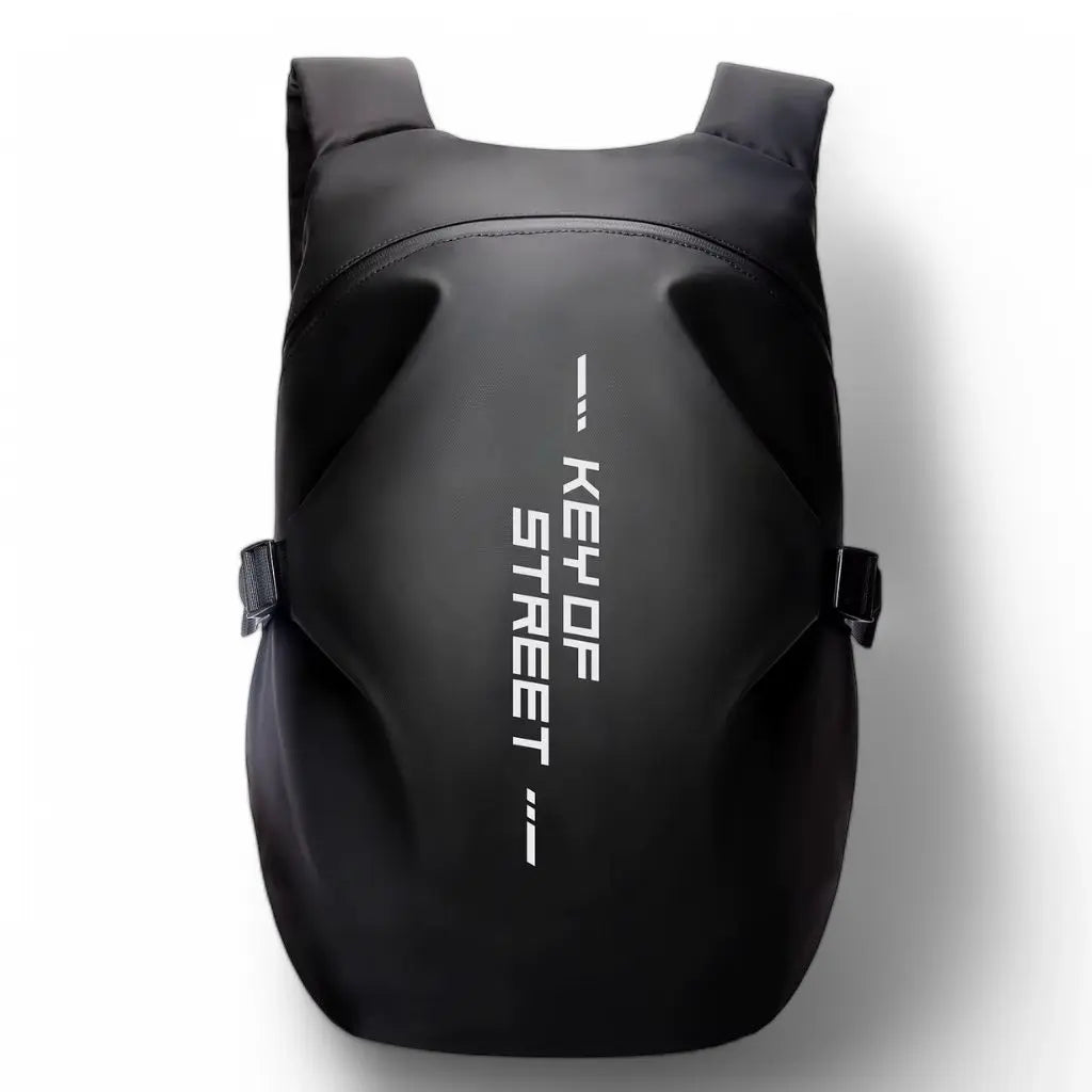Vooraanzicht van de Waterdichte laptop rugzak motor 17 inch zwart, met een strak en modern ontwerp, voorzien van de reflecterende tekst 'Key of Street'.