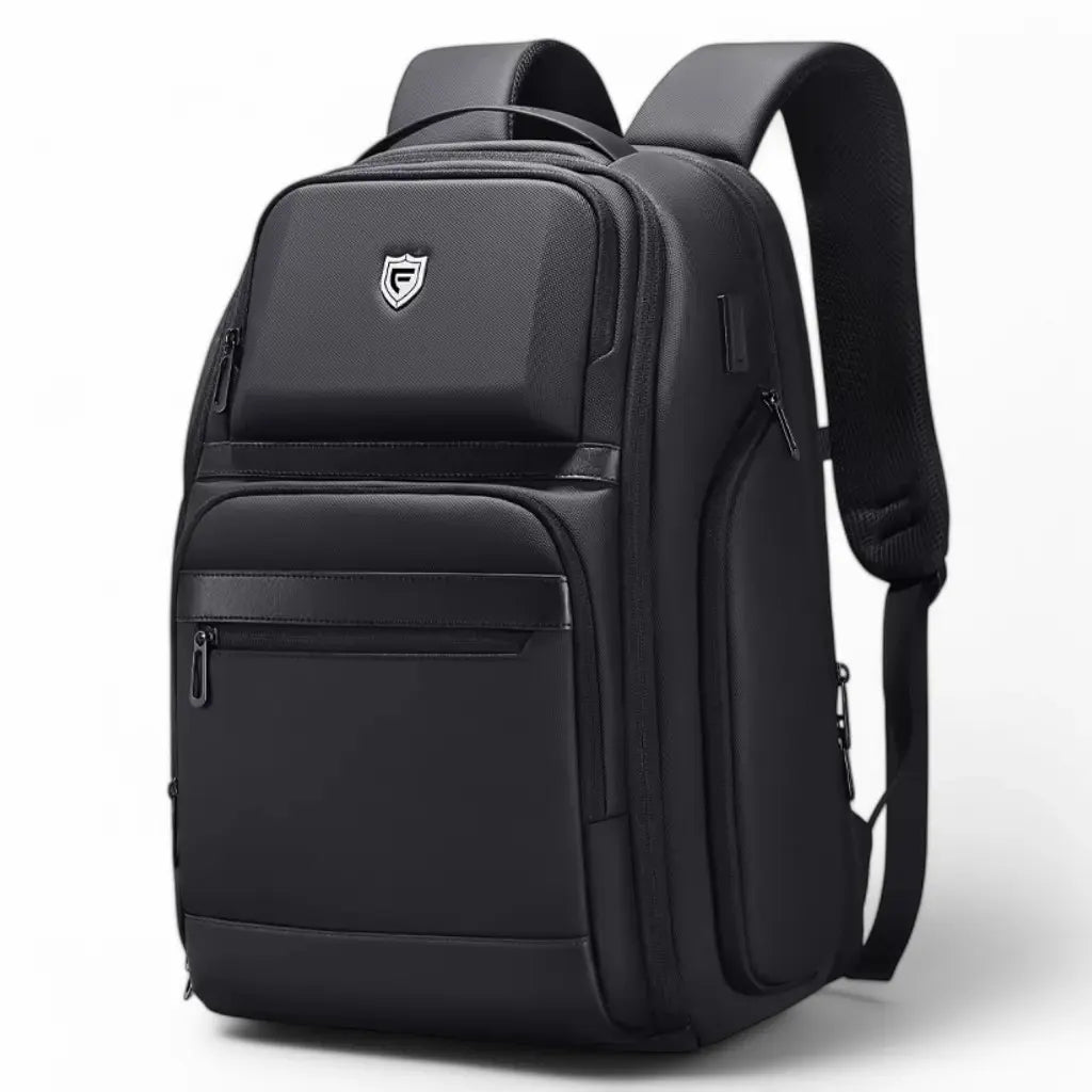 Zwarte waterdichte laptop rugzak voor op reis 17 inch met schildvormig logo, meerdere opbergvakken en ergonomische schouderbanden voor optimaal comfort tijdens reizen.