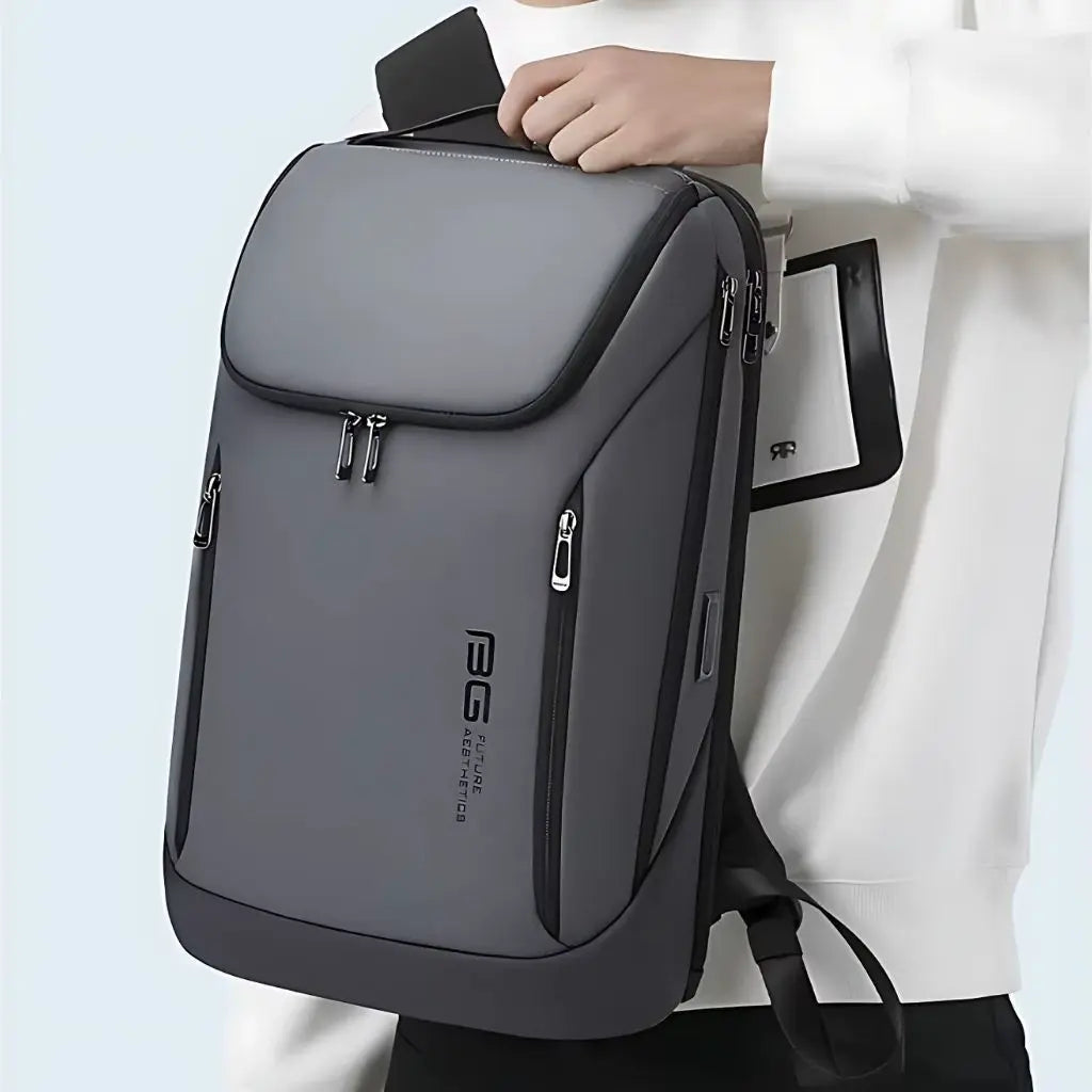 Zakelijke laptop rugzak heren grijs gedragen door een man. De ergonomische schouderbanden en het stijlvolle design maken het een ideale keuze voor werk en reizen.