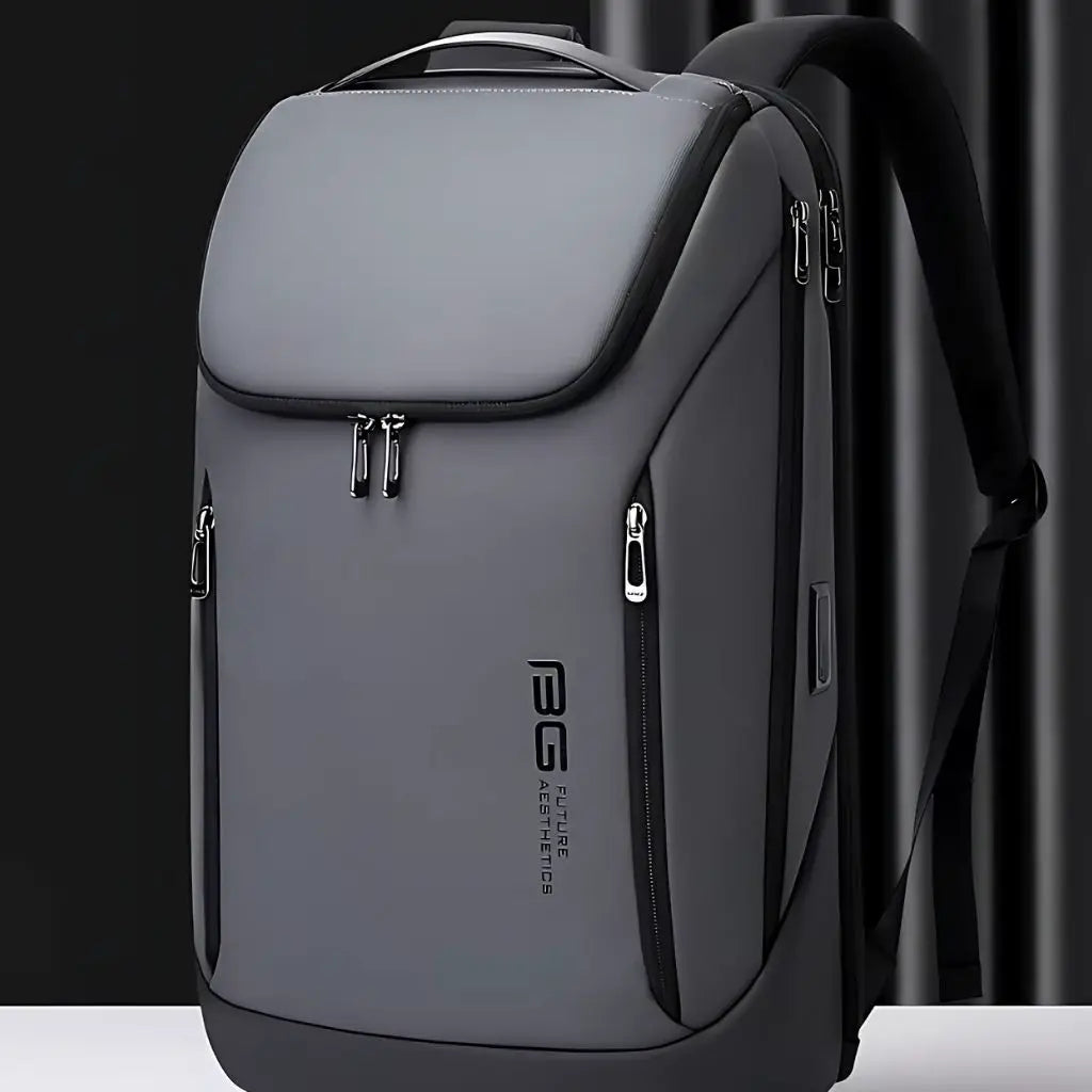 Zakelijke laptop rugzak heren grijs, gepresenteerd in een stijlvolle setting. Het slanke en minimalistische ontwerp straalt professionaliteit uit.