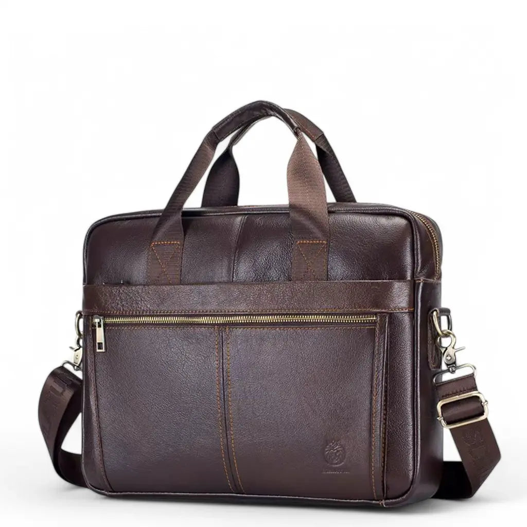 Vooraanzicht van de zakelijke laptoptas heren 15 inch bruin met functioneel voorvak. De bruine laptoptas heeft een elegante, professionele uitstraling met verticale stiksels, sterke handgrepen en een metalen ritssluiting met gouden afwerking.