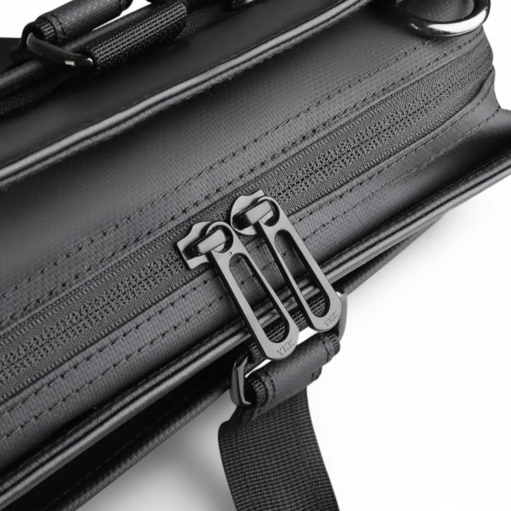 Close-up van de hoogwaardige ritssluiting van business laptoptas dames 15.6 inch, met duurzame metalen YKK-trekkers voor soepel openen en sluiten.