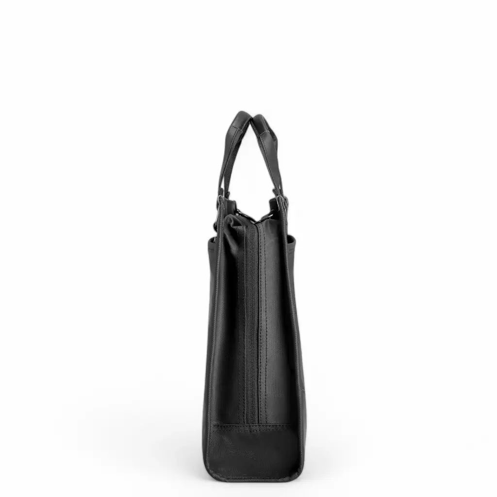 Zijaanzicht van business laptoptas dames 15.6 inch toont het slanke profiel en de stevige stiksels die duurzaamheid garanderen.