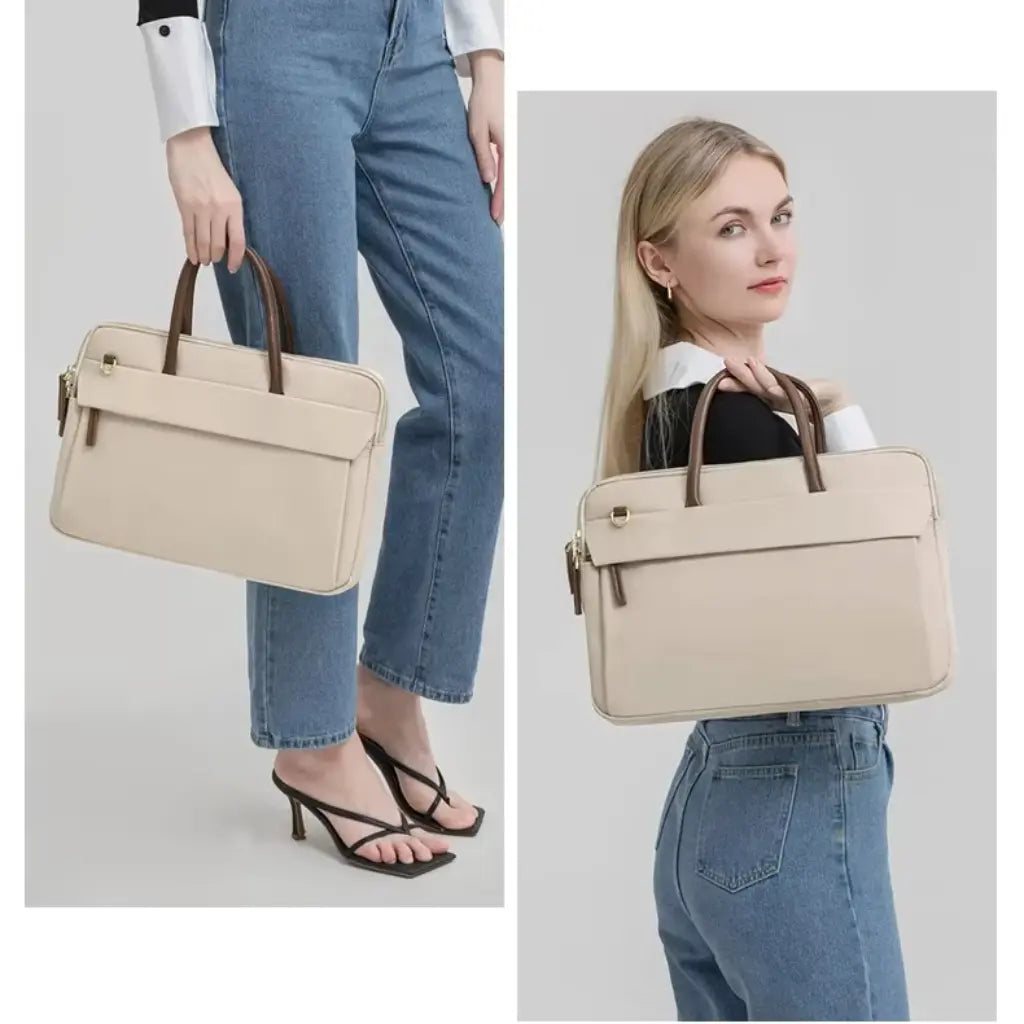 Twee afbeeldingen van een beige laptoptas voor dames gedragen met de hand en over de schouder.