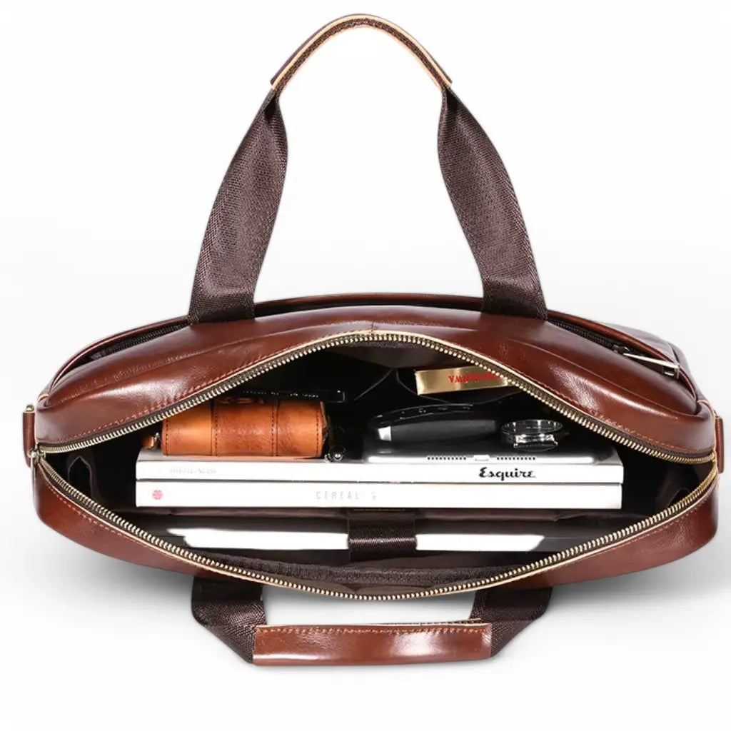 Geopende laptoptas cognac heren 15 inch met ruime binnenvakken voor tijdschriften, accessoires en elektronische apparaten.