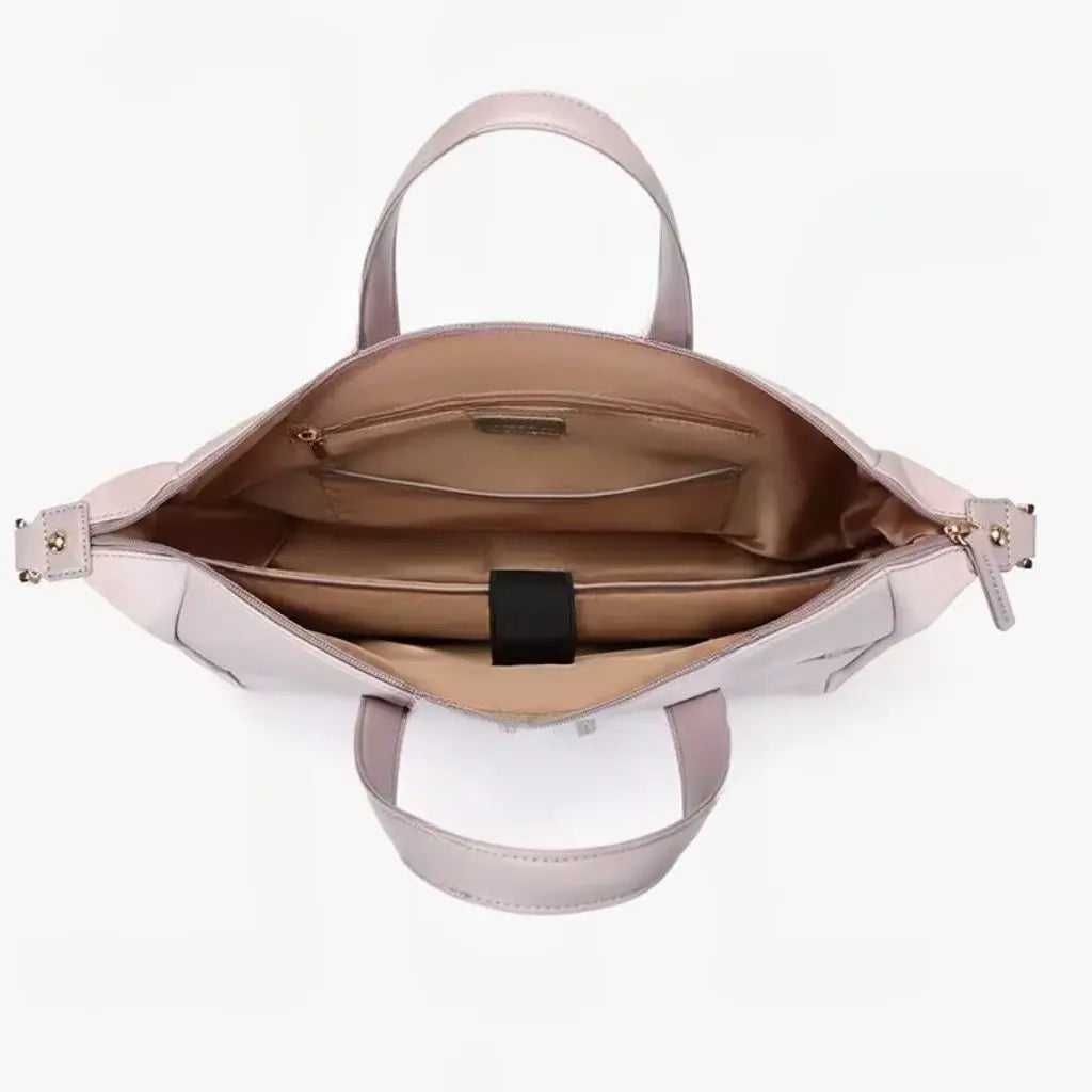Bovenaanzicht van een geopende roze laptoptas dames 15.6 inch met beige voering en georganiseerde binnenvakken. De laptoptas dames 15.6 inch roze heeft een ruim hoofdcompartiment met aparte vakken voor een laptop, documenten en persoonlijke items.