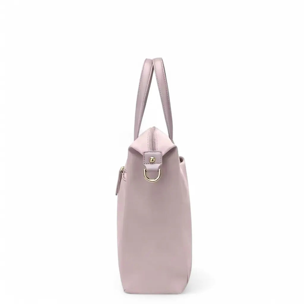Zijaanzicht van een roze laptoptas dames 15.6 inch met zichtbare metalen hardware en D-ring bevestiging voor de schouderriem. De laptoptas dames 15.6 inch roze heeft een elegant profiel en compacte vormgeving terwijl deze voldoende ruimte biedt voor een 15.6 inch laptop.