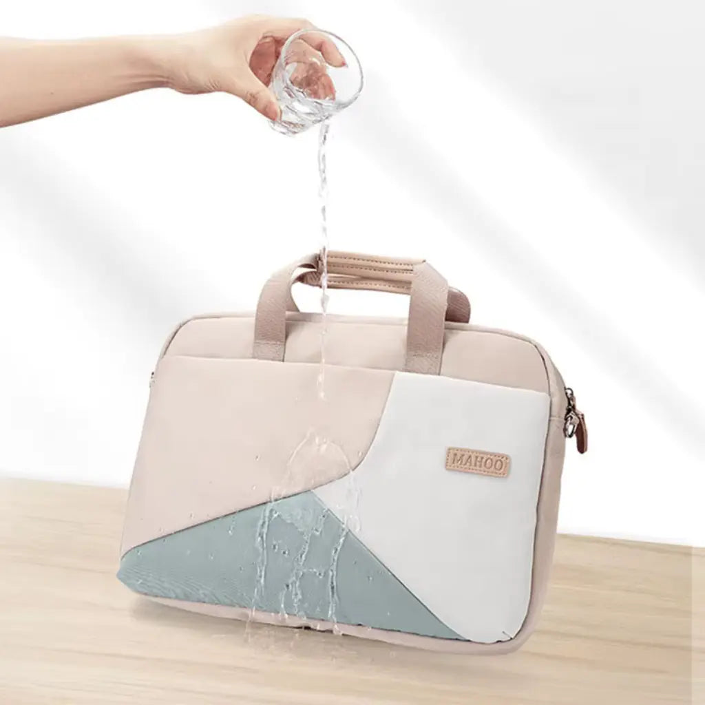 Stijlvolle laptoptas dames met waterafstotende eigenschap, water loopt af van het oppervlak zonder door te dringen.